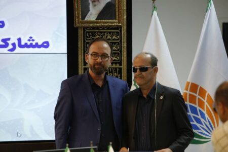 تجلیل ویژه دکتر احمدی صدر از خبرنگار جانباز صدا و سیما در نشست خبری با اصحاب رسانه