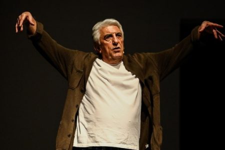 دلیل حضور رضا کیانیان با میکروفون روی صحنه نمایش «پدر»