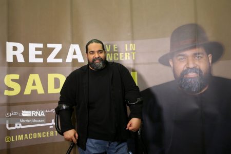 رضا صادقی برای کودکان کار روی صحنه رفت