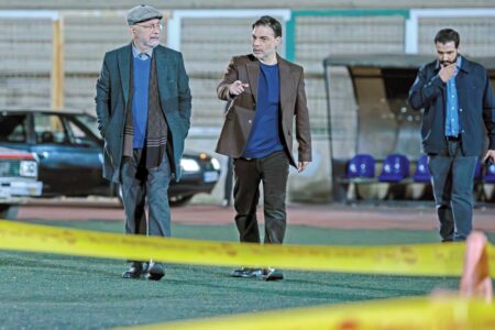 بخندیم یا بترسیم