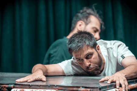 «مرد مصلوب به گاو مرده»؛ نمایشی با فضایی سورئال و اکسپرسیونیست