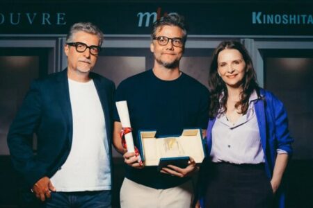 بازیگر غایب در کن سرانجام جایزه‌اش را از ژولیت بینوش گرفت