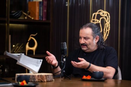 مهراب قاسم‌خانی: از طنز مردم شگفت‌زده‌ام