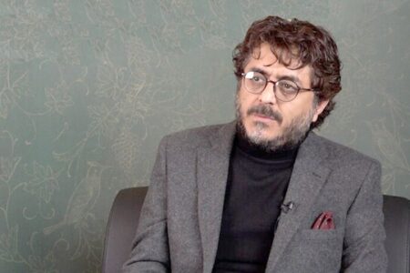 بازیگر «شیش ماهه»: مهران مدیری زیاد از بداهه‌گویی در کارهایش استفاده می‌کند